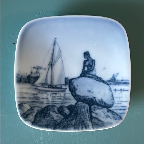 3 Vintage Bing & Grondahl Porcelain Copenhagen. Dishes can be hung - Picture 4 of 5